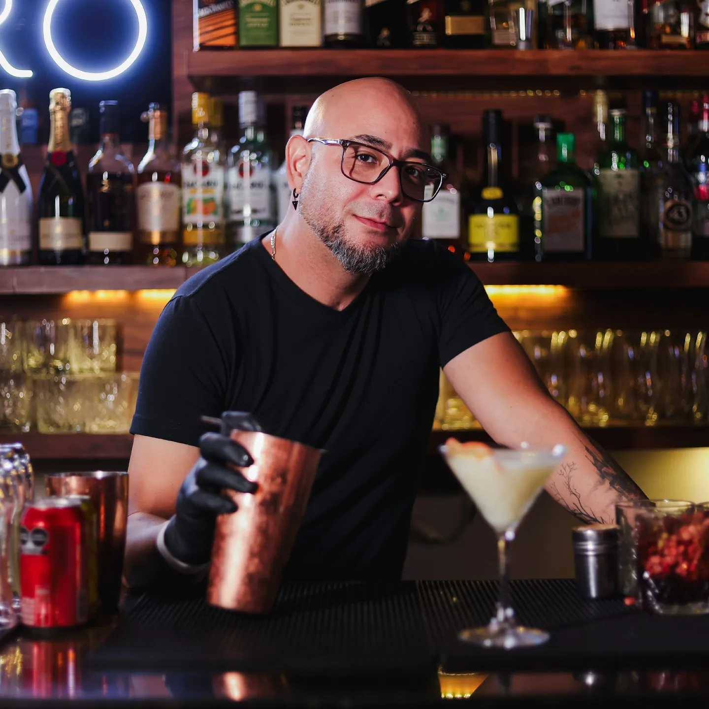 Bartender de Q4tro preparando un cóctel en la barra