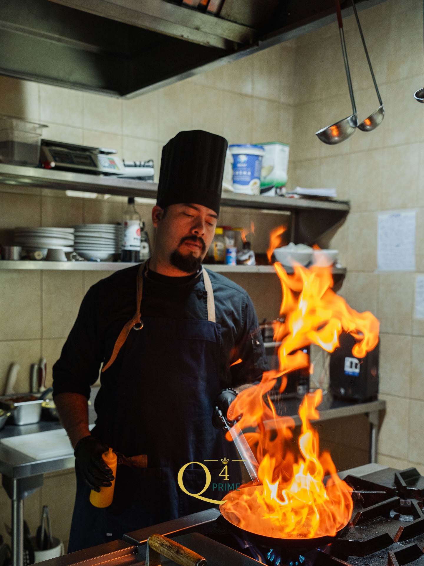 Detalle de chef en alta cocina