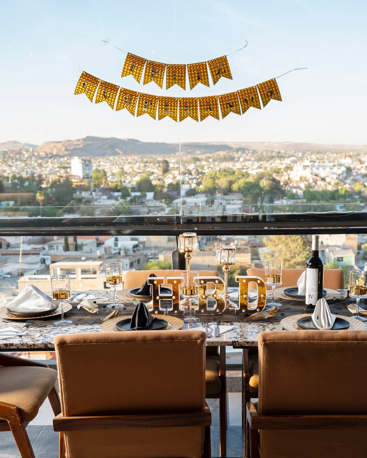 Mesa montada para evento con vista panorámica de Durango en Q4tro